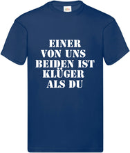 Lade das Bild in den Galerie-Viewer, T-Shirt - Einer von uns beiden ist klüger als Du