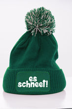 Lade das Bild in den Galerie-Viewer, Beanie Bommelmütze - es schneet!