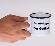 Lade das Bild in den Galerie-Viewer, Emaille Tasse - Saarbrigge du Geila!