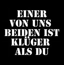 Lade das Bild in den Galerie-Viewer, T-Shirt - Einer von uns beiden ist klüger als Du