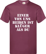 Lade das Bild in den Galerie-Viewer, T-Shirt - Einer von uns beiden ist klüger als Du