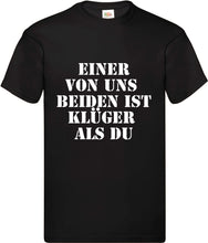 Lade das Bild in den Galerie-Viewer, T-Shirt - Einer von uns beiden ist klüger als Du