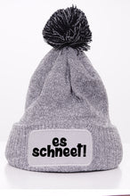 Lade das Bild in den Galerie-Viewer, Beanie Bommelmütze - es schneet!
