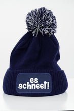 Lade das Bild in den Galerie-Viewer, Beanie Bommelmütze - es schneet!
